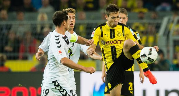 Guerreiro controlando un balón| Foto: Borussia Dortmund