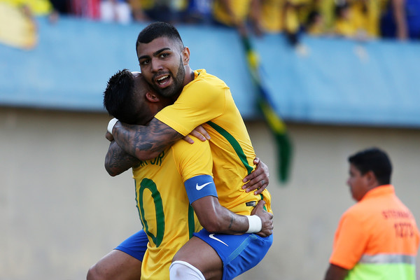 Gabigol abbraccia Neymar. Fonte foto: Getty Images Europe.