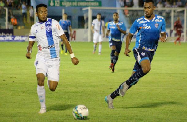 Zagueiro Gabriel (dir.) levou terceiro amarelo contra o Paysandu (Foto: Fernando Torres/Paysandu SC)