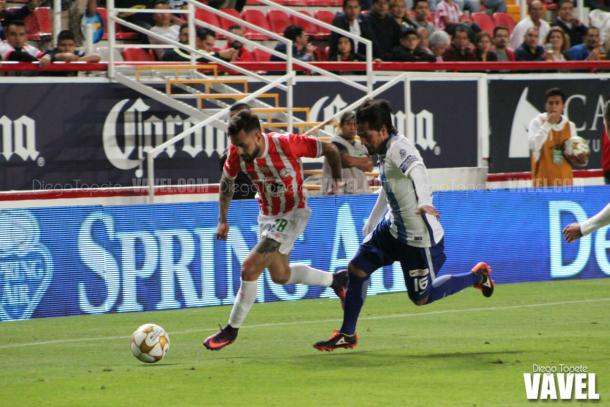Gallegos y Hernández disputan el balón