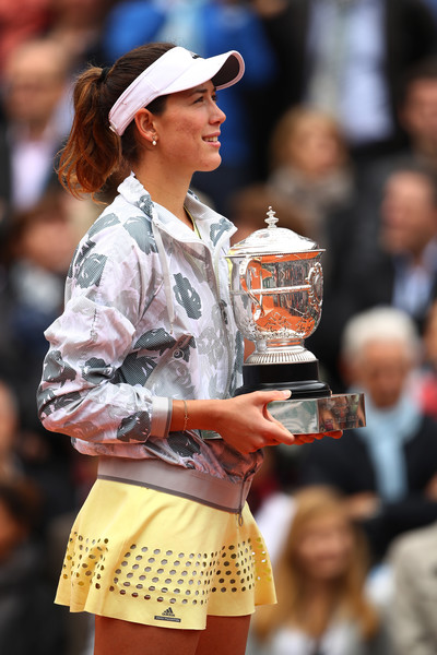 Garbiñe Muguruza listens to the Spanish national anthem while holding the Coupe Suzanne Lenglen (Roland Garros has a tradition of playing the national anthem of each singles winner every year).