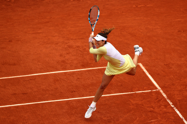 Garbiñe Muguruza hits a backhand return during the 2016 French Open final against Serena Williams. | Photo: Clive Brunskill/Getty Images Europe