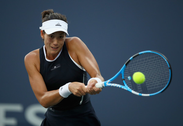 Garbiñe Muguruza hits a backhand during her second-round match at the 2017 Bank of the West Classic. | Photo: Ezra Shaw/Getty Images