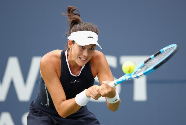 Garbiñe Muguruza stretches to hit a backhand during her quarterfinal match at the 2017 Bank of the West Classic. | Photo: Ezra Shaw/Getty Images