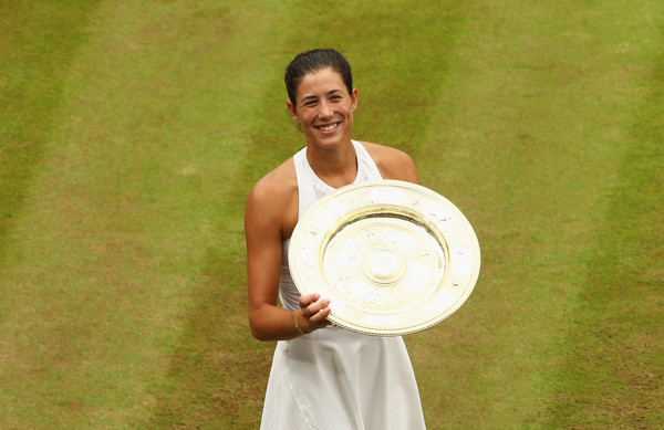 Garbine Muguruza poses with her Wimbledon trophy after her triumph | Photo: Clive Brunskill/Getty Images Europe