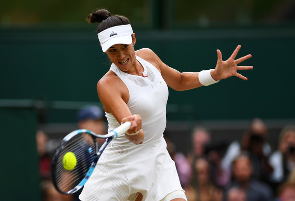 Garbiñe Muguruza hits a forehand during the 2017 Wimbledon final. | Photo: Shaun Botterill/Getty Images