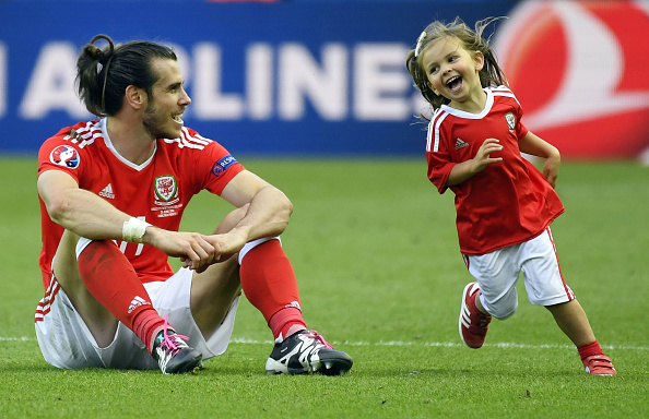 Bale celebrates after the game with his daughter, Alba | Photo: Damien Meyer/AFP