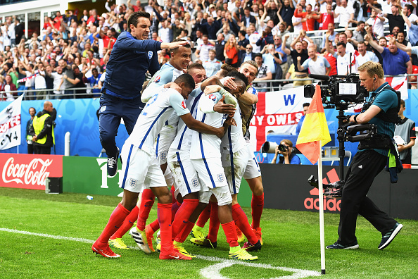 Sturridge celebrates with the entire squad | Photo: Michael Regan/The FA