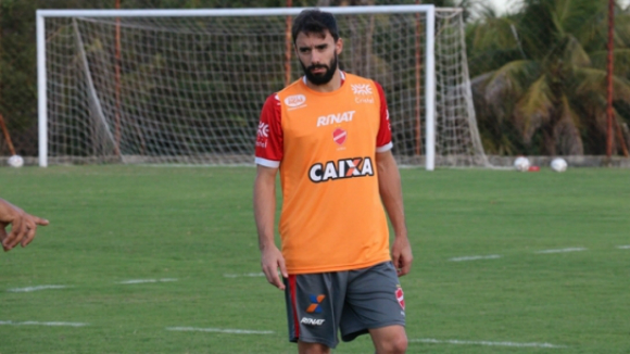 Gastón pode fazer a primeira partida com a camisa do Vila na atual temporada (Foto: Douglas Monteiro/Vila Nova)