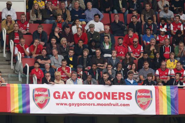 A “Gay Gooners” é reconhecida pelo Arsenal e tem uma faixa no Emirates Stadium (Foto: John Walton/PA Images)