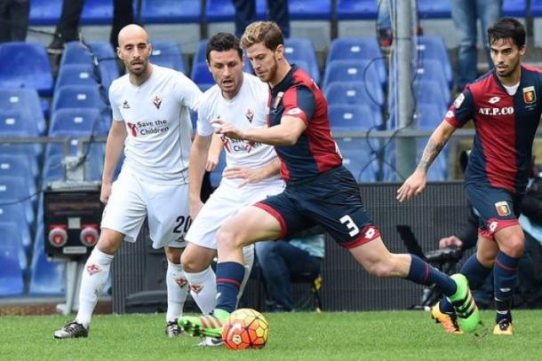 Pasqual y Borja Valero presionan a Ansaldi para robarle el balón | Foto: Genoa CFC