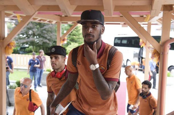 Gerson al suo arrivo a Pinzolo, twitter @OfficialASRoma