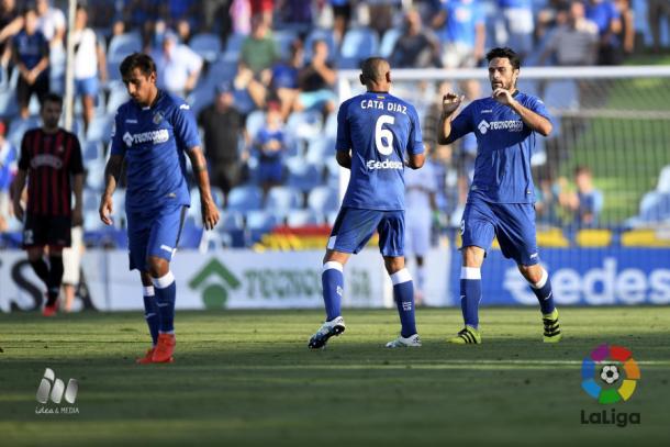 Jorge Molina y el 'Cata' Díaz celebran el gol del delantero alcoyano | LaLiga