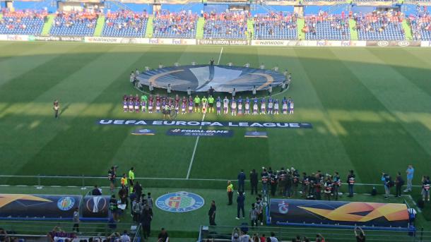 Getafe y Trabzonspor al inicio del encuentro mientras sonaba el himno de la Europa League. | Fuente: Getafe CF