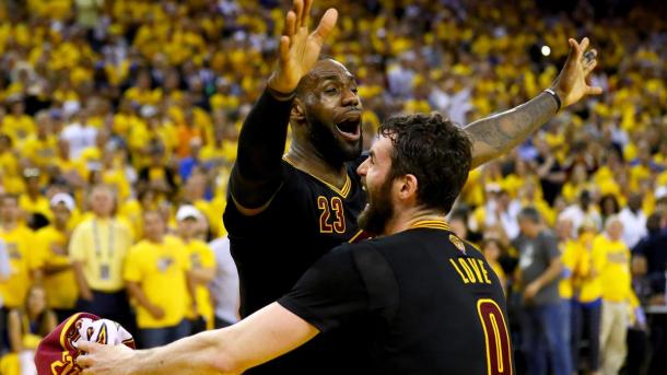 LeBron James y Kevin Love celebran el título de los Cleveland Cavaliers. | Fotografía: Getty Images