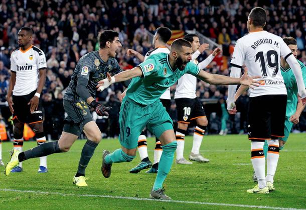 Benzema celebra su gol en Mestalla; por detrás, Courtois, incrédulo después de un nuevo gol en los últimos minutos | Foto: www.realmadrid.com