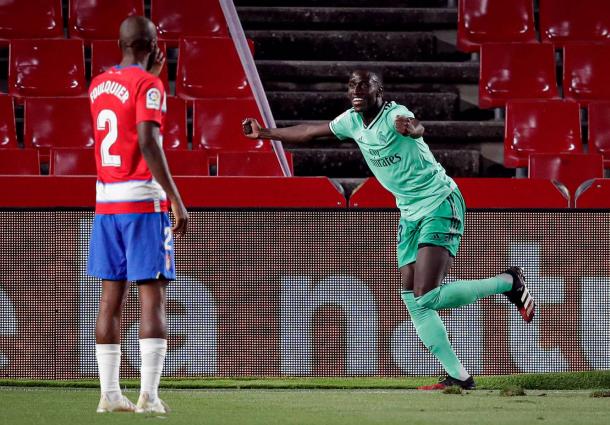 Mendy celebra su gol en Granada. Real Madrid