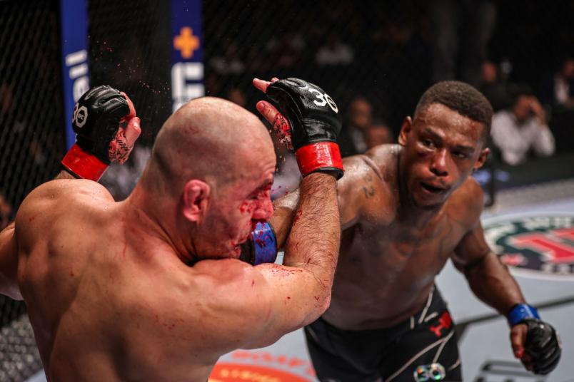 Jamahal Hill golpeando a Glover Teixeira | Fuente: UFC