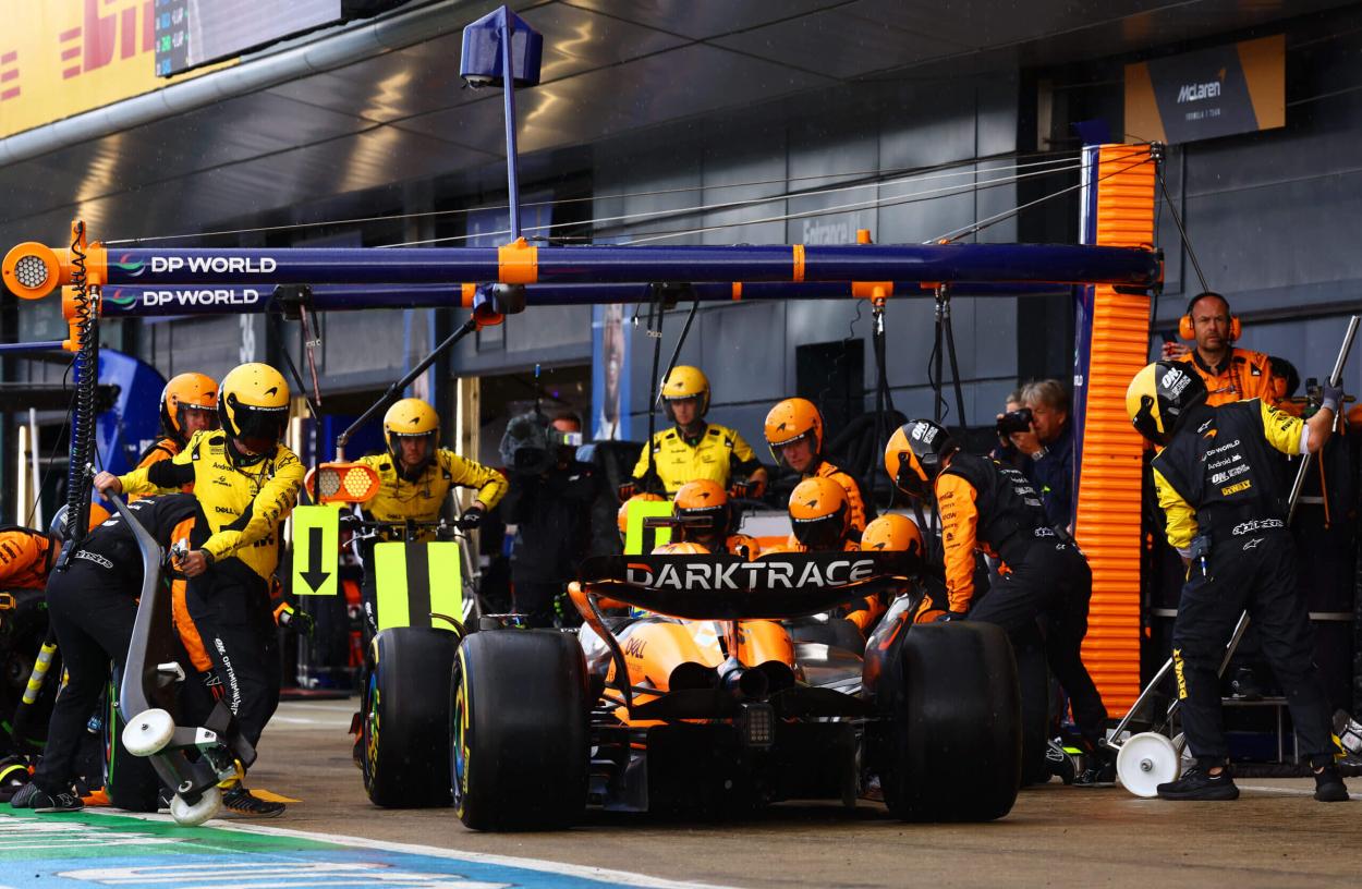 McLaren durante el <strong><a href='https://www.vavel.com/es/motor/2024/07/06/formula1/1187636-russell-logra-la-pole-en-silverstone-en-una-gran-jornadapara-los-britanicos.html'>Gran Premio</a></strong> de Gran Bretaña // Foto: Mark Thompson - Getty Images