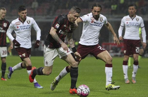 Kucka (centre) surges forward with the ball. Image source: Toro News