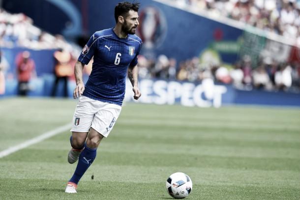 Candreva con la maglia dell'Italia, in procinto di crossare| Serpents of madonnina