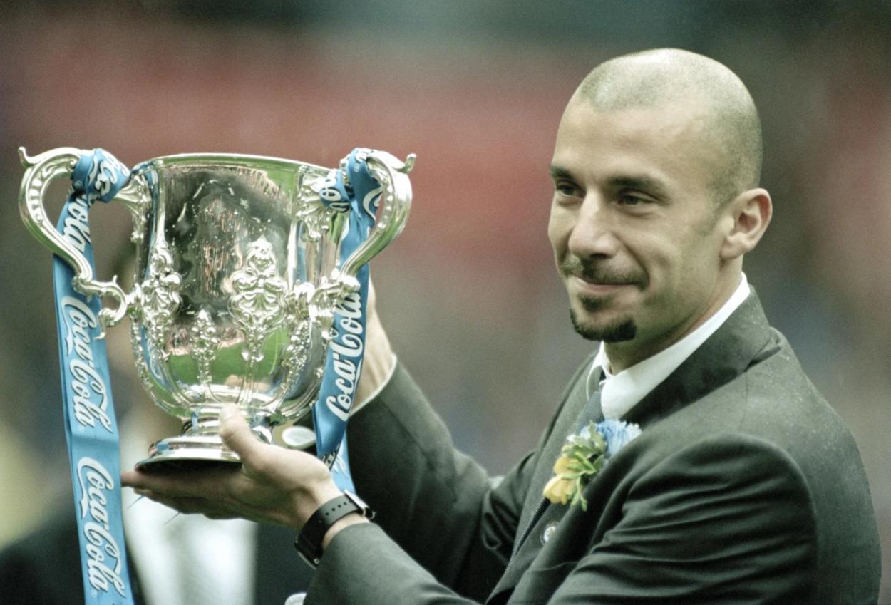 Gianluca Vialli posa con uno de sus cinco títulos / Foto: Chelsea