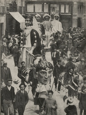 Una de las primeras imágenes que se conservan de la Comparsa de Gigantes y Cabezudos de Pamplona (1912) 