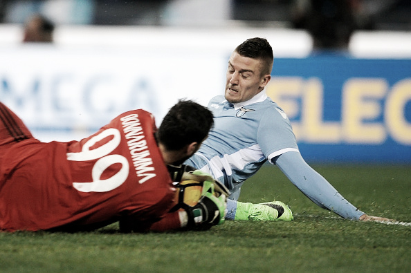 Donnarumma disputa bola com Savic (Foto: Marco Rosi/Getty Images)
