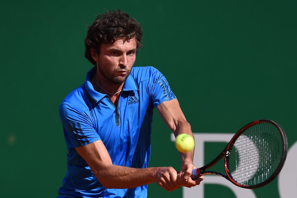 Simon hits a backhand against Dimitrov. Photo: Valerio Pennicino/Getty Images