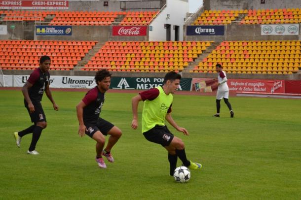 Giovani Hernandez en la practica junto a Diego Hernández/Foto: Coras FC
