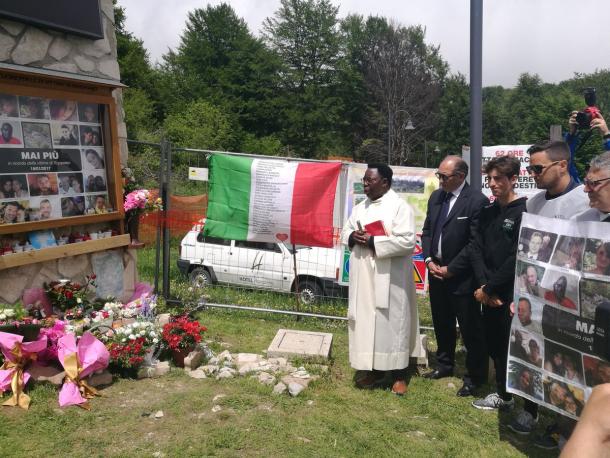 "Comitato victimas de Rigopiano", organización y Giulio Ciccone en el hotel de Rigopiano | Foto: Giro de Italia