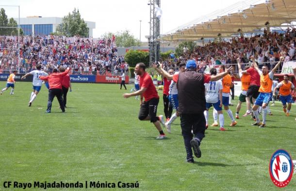 El Rayo Majadahonda celebra el gol del ascenso en el Cerro del Espino. | Imagen: Mónica Casaú (Rayo Majadahonda)