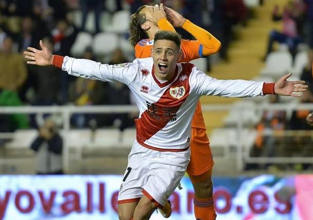 Álex Moreno celebrando su gol ante el Valencia | Fotografía: Rayo Vallecano S.A.D.