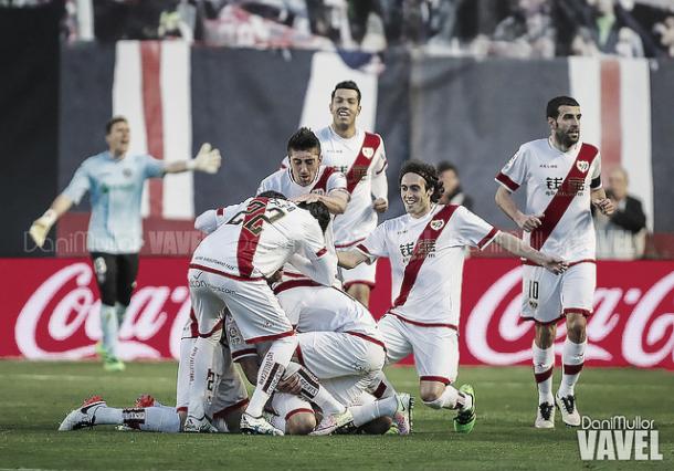 Los jugadores del Rayo celebran un gol. Imagen: Dani Mullor (VAVEL)
