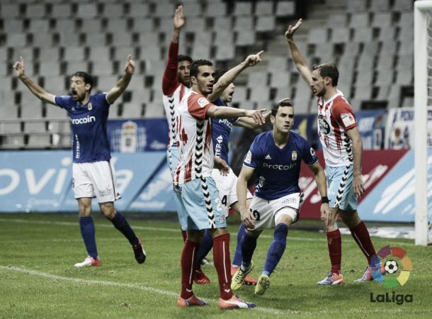 Los jugadores del Lugo reclaman fuera de juego en el gol anulado a Linares | Foto: La Liga