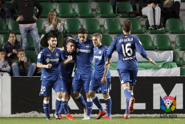 Los futbolistas del Getafe celebran el segundo gol ante el Elche | LaLiga