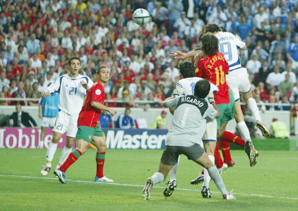 Imagen del gol de Charisteas en la final | Fotografía: Alex Livesey// Getty Images
