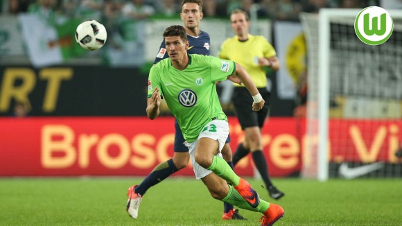 Mario Gómez disputando un balón| Fuente: Bayer Leverkusen
