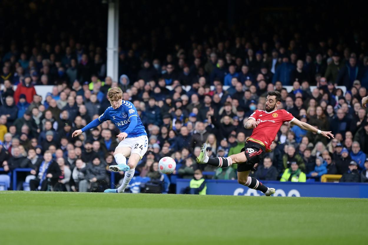 Anthony Gordon en el golpeo del gol. | Foto: Premier League