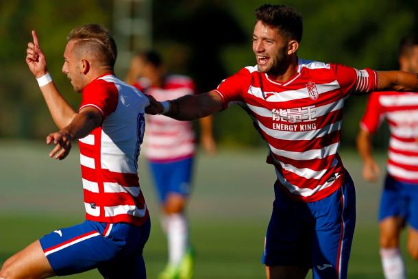 Jean Carlos coge a Morillo para celebrar el gol | Foto: Pepe Villoslada
