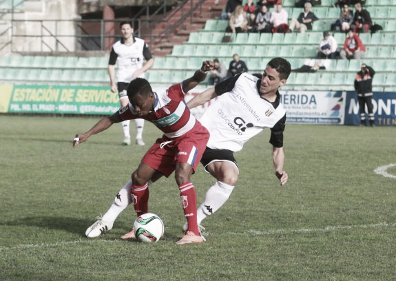 Clifford controlando un balón ante el Mérida | Foto: El Ideal