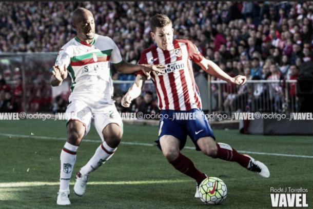 Lance de juego en un partido disputado entre Granada y Atlético | Fotografía: Rodri J. Torrellas / VAVEL