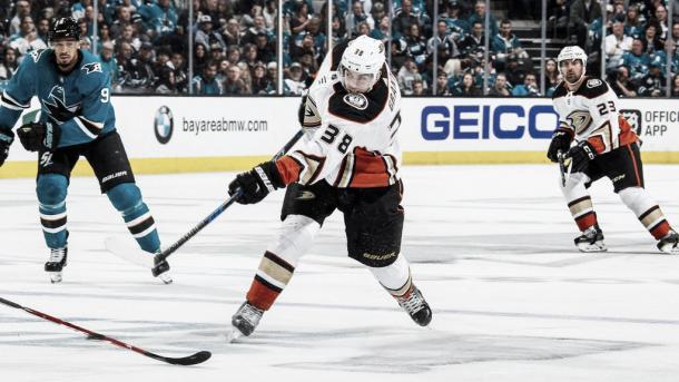 Derek Grant en un partido la pasada temporada con los Ducks | Foto: NHL.com