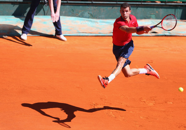 Dimitrov in action against Simon. Photo: Michael Steele/Getty Images