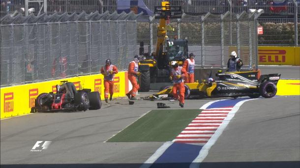 O acidente entre Grosjean e Palmer na largada (Foto: Divulgação/F1)