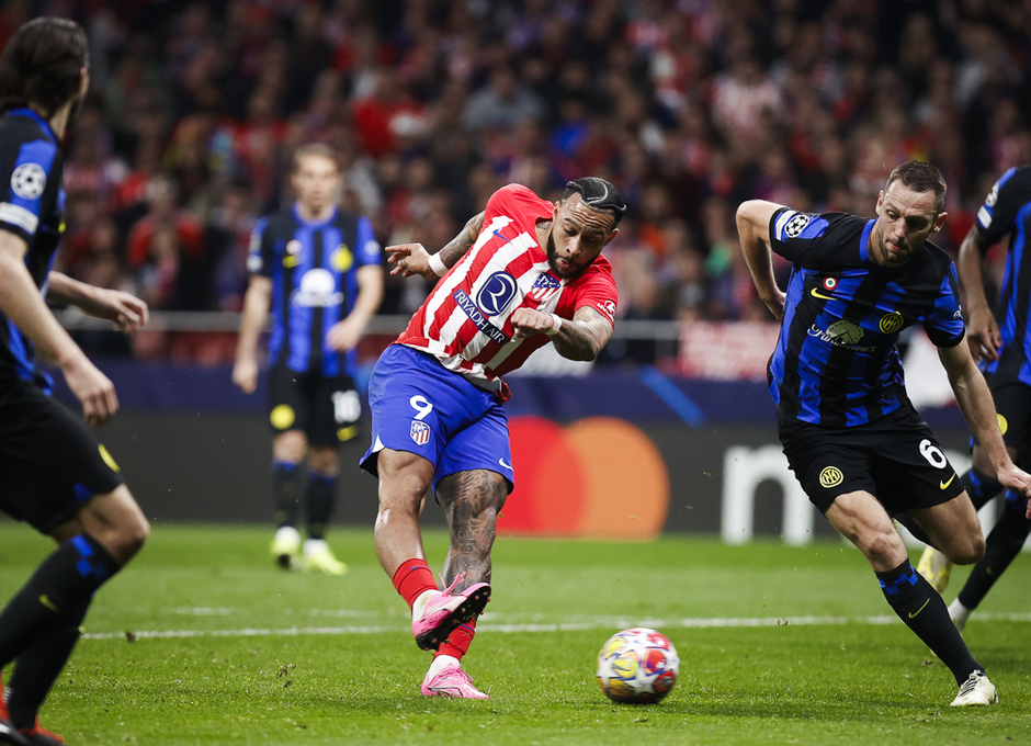 Mamphis marcando el 2-1 contra el Inter/Club Atlético de Madrid