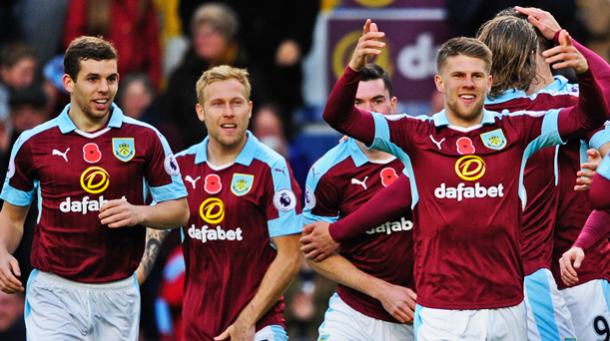 Gudmundsson (tercero desde la izquierda) celebrando un gol | Foto: Burnley