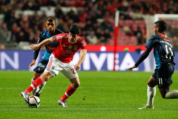 Guedes ante Éber Bessa en el 6-0 de la primera vuelta | Foto: SL Benfica