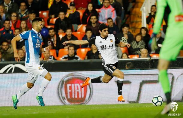 Guedes dio la asistencia del único gol del partido | Fotografía: Valencia CF