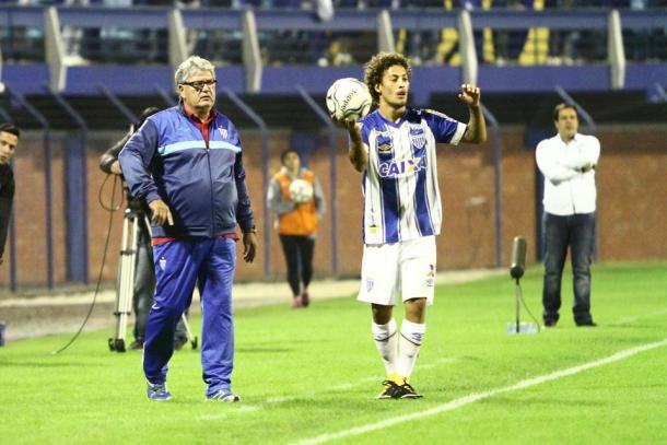 Lateral-direito Guga volta ao time titular de Geninho (Foto: Jamira Furlani/Avaí FC)